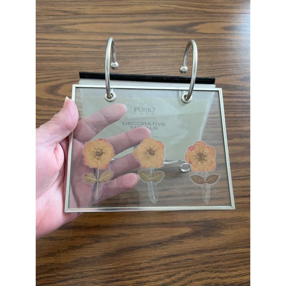 Furio Home decorative metals 4”x6” photo holder on stand - Picture 3 of 5